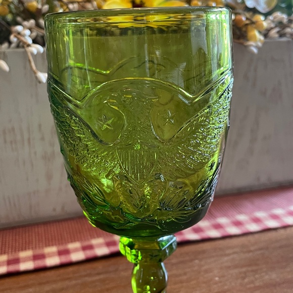 Green 1960's Vintage L.E. Smith Glass Heritage Eagle And Stars Goblet - Picture 3 of 6